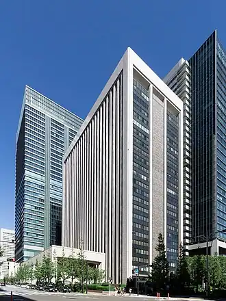 Штаб-квартира компании в Маруноути, Тиёда, Токио.