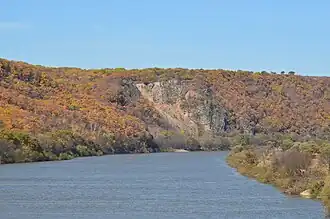 Вид на вулкан с автомобильного моста через реку Раздольная