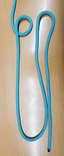 2. Сделать колышку на коренном конце верёвки.