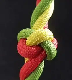 de:Einfacher Fußpferdknoten, footrope knotСтруктура та же, что и у бриллиантового узла, но завязан "конец в конец".