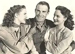 Слева направо: Барбара Бриттон, Рэндольф Скотт и Дороти Харт на съёмках фильма «Стрелки[англ.]» (1947).