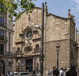 Главный фасад, вид с Рамблы на улицу Карме