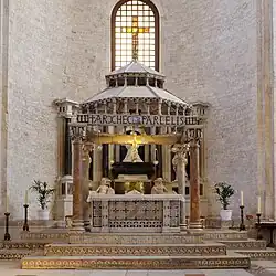 Алтарь и киворий