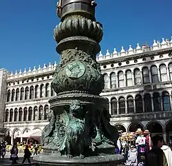 База с медальоном дожа Леонардо Лоредана