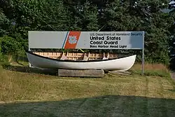 У входа на территорию маяка