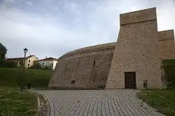 (Воссозданный) барбакан Виленской крепостной стены.