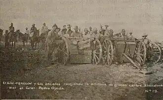 Солдаты Альваро Обрегона собирают пушки,  брошенные войсками генерала Педро Охеды.