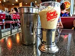 В закусочной в Лос-Анджелесе в классическом антураже.