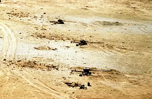 Брошенная батарея иракских Д-74 во время операции «Буря в пустыне».