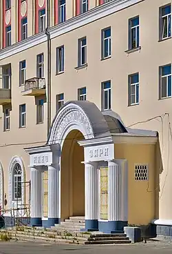 Вход в кинотеатр