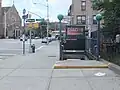 Выход к перекрёстку 95-й улицы с 4-й авеню, остановка автобуса В8