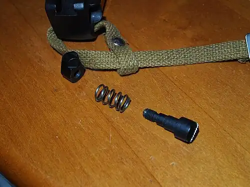 Подпружиненный фиксатор и голова рукояти штык-ножа