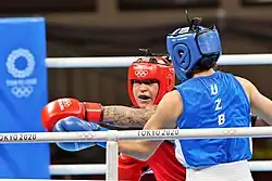 Райхона Кодирова (в синем) против Беатрис Феррейры на Олимпийских играх 2020 года.