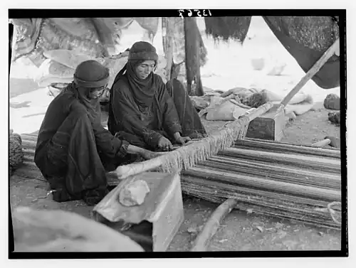 Бедуинки, занимающиеся ткачеством, 1946 год