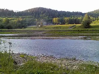 Пасека в деревне Ремашта у реки