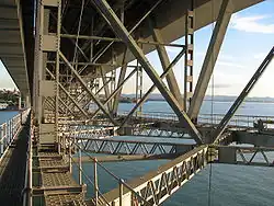 Опорная конструкция под мостом en:Auckland Harbour Bridge.