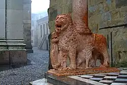 У церкви Санта-Мария-Маджоре в Бергамо