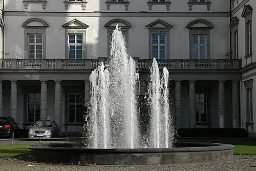 Фонтан перед главным входом