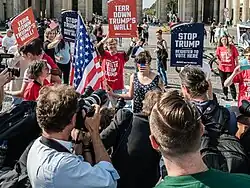 Активисты с плакатами Stop Trump