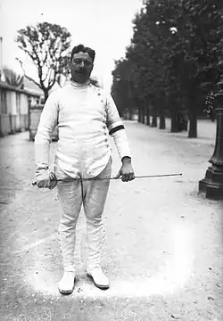 Бернар Гравье в саду Тюильри в Париже