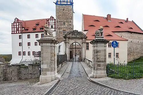 Ворота, ведущие ко дворцу