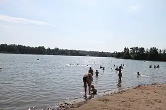 Безымянное озеро летом (вид с пляжа)