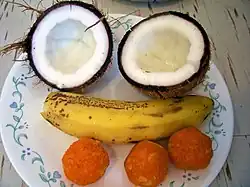 Подношение на пудже: кокос, банан и сладости