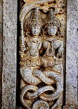 Изображение наг на одном из индийских барельефов