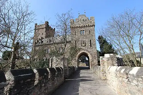 Путь по каменному мосту к замковым воротам