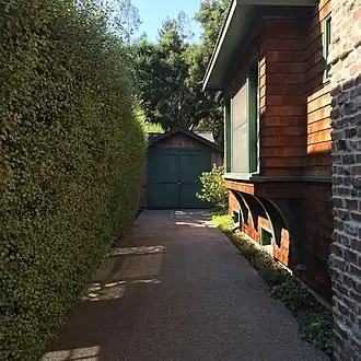 Дорожка к гаражу