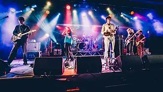 Black Country, New Road в 2020 году. Слева направо: Вуд, Эллери, Уэйн, Эванс, Хайд и Марк. Не на фото: Кершо