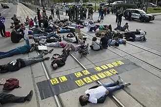 Акция «умирания» на железнодорожных путях участников движения «Black Lives Matter» в знак протеста против предполагаемой жестокости полиции в Сент-Поле, штат Миннесота(20 сентября 2015 года)