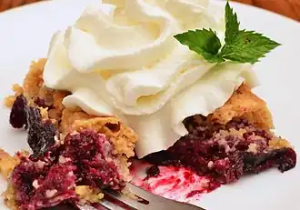 Торт Свалка с ежевикой и взбитыми сливками