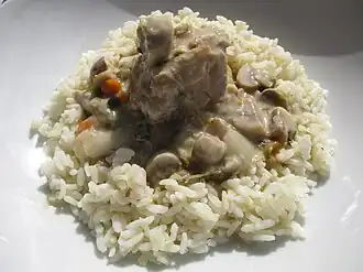 Телячий бланкет «по-старинному», сервированный с отварным рисом