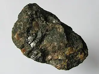 коффинит и урановая смолка в образце из шахты Чешской Республики