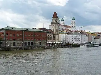 Таможня, старая ратуша с башней и новая ратуша со стороны Дуная. На заднем плане — кафедральный собор