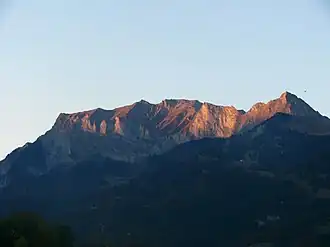 Вид на гору в осенний вечер.