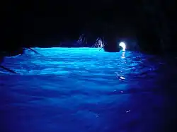 Вход в пещеру — белое пятно с правой стороны