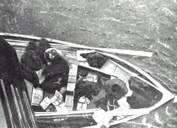 Шлюпка № 1 готовится к подъёму на борт «Карпатии»