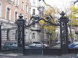 Решётка дома страхового общества со стороны Боброва переулка