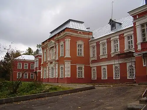 Внутренний двор и главный фасад главного дома усадьбы