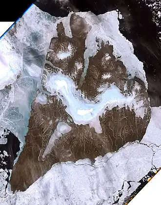 Снимок острова Большевик, сделанный спутником LandSat-7 29 июля 1999 года. Слева видна часть острова Октябрьской Революции.
