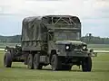 Bombardier MLVW — лицензионная версия M35, с гаубицей C3 на буксире