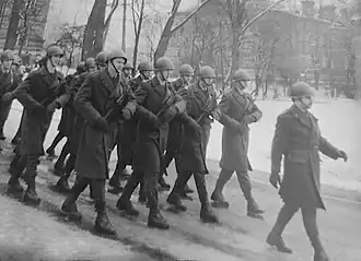 Бойцы Подляшско-Мазурской бригады ВОП на марше. Колонну возглавляет поручик Войцех Гуль, командир технической роты. 1982 год