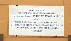 Мемориальная доска 1922 года на доме Пекори-Джиральди в Борго-Сан-Лоренцо, переданном приюту для сирот.