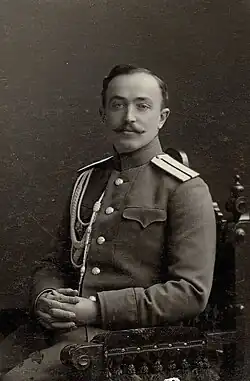 на снимке капитан