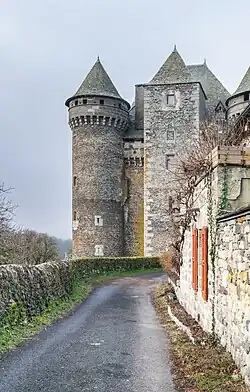 Пусть к главным воротам замка