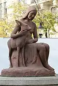 Девушка с косулей, 1942 год, Братислава, площадь Гвездослава (выполнена совместно со скульптором Алойзом Ригеле)