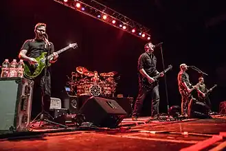 Breaking Benjamin на концерте в 2015 году. Слева направо: Кит Уоллен, Шон Фойст, Бенджамин Бёрнли, Аарон Брук и Джейсен Рау
