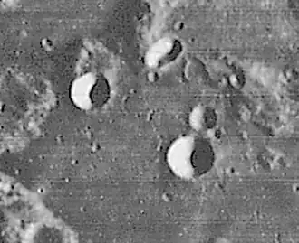 Кратеры Франк (ниже и правее центра) и Брюстер (левее и выше центра). Снимок зонда Lunar Orbiter – IV.